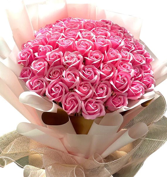 A Hug In Waxed Roses For Mom Vietnam