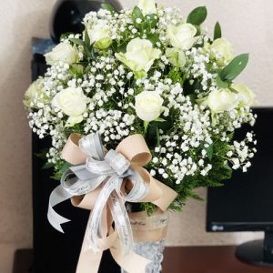 white-roses-in-vase