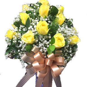 yellow-rose-in-vase